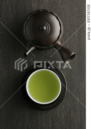 テーブルに置かれた湯飲みと急須 69556506