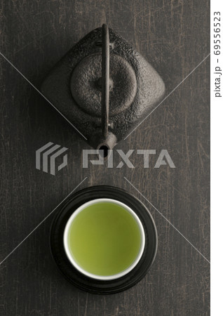 テーブルに置かれた湯飲みと急須 69556523