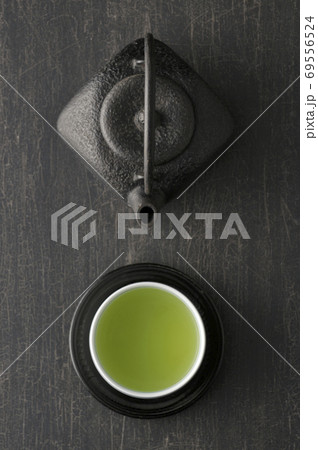 テーブルに置かれた湯飲みと急須 69556524