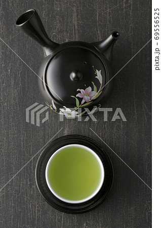 テーブルに置かれた湯飲みと急須 テーブルに置かれた湯飲みと急須 69556525