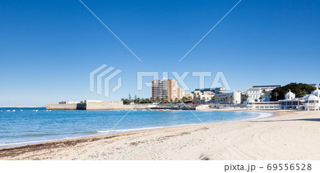 Castillo de San Catalina.  The view across La Caleta beach towards Castillo de San Catalina in Cadiz, Spain. 69556528