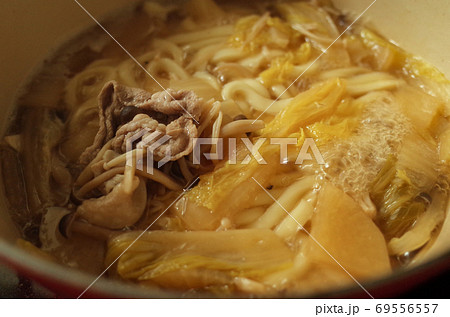 肉うどんを煮込む 69556557