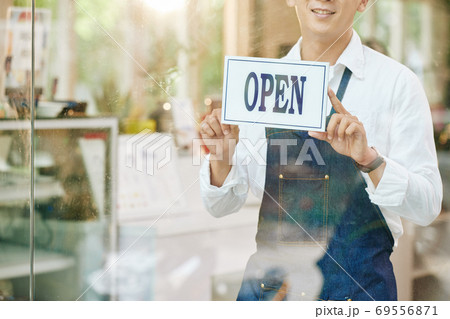 Waiter sticking sign on door 69556871
