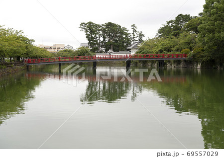小田原城のお堀と学橋 69557029