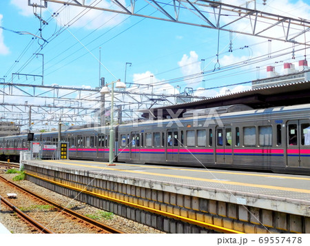 京王線 桜上水駅 準特急通過中の写真素材