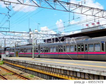 京王線 桜上水駅 準特急通過中の写真素材