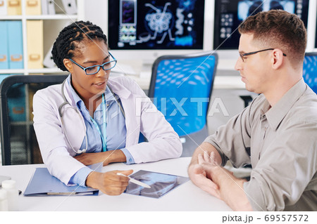 Pulmonologist talking to patient Pulmonologist talking to patient 69557572