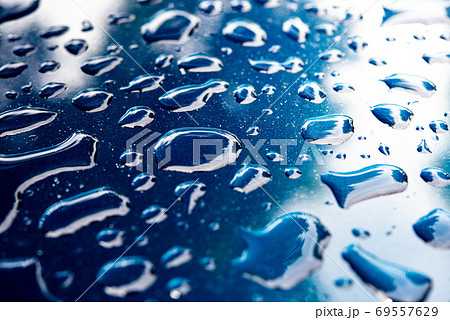 Water droplets on the mirror surface naturally clean water. 69557629