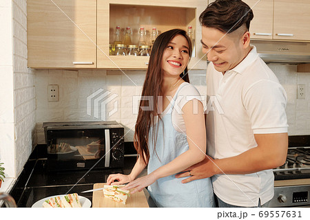 Couple making breakfast 69557631