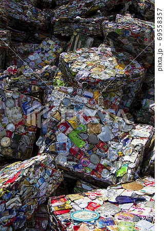 リサイクルされる空きカン 69558357