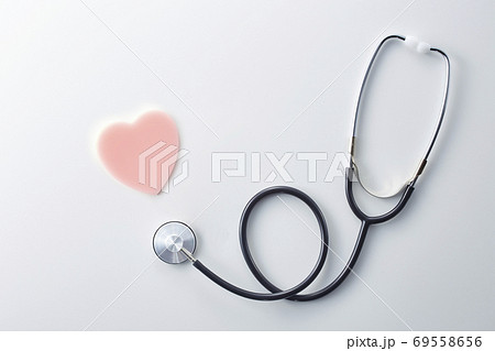 医療イメージ　聴診器　ハート 69558656