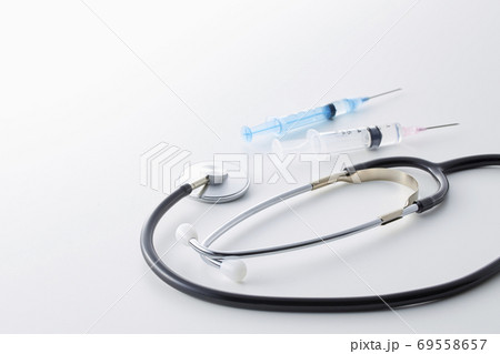 医療イメージ　聴診器　注射器 69558657