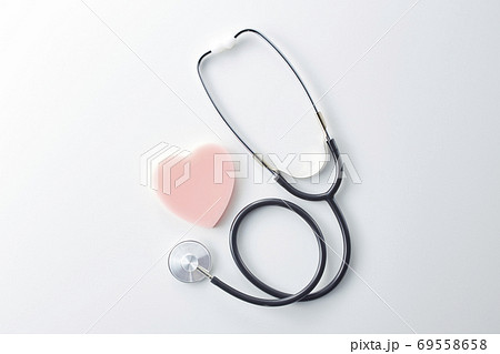 医療イメージ　聴診器　ハート 69558658