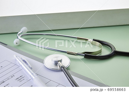 医療イメージ　聴診器　診察　問診票 69558663