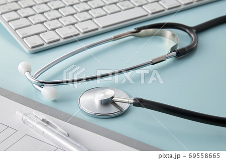 医療イメージ　聴診器　診察　問診票　パソコン 69558665