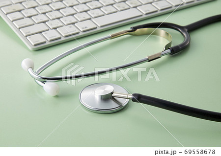 医療イメージ　聴診器　診察　パソコン 69558678