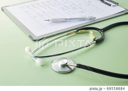 医療イメージ　聴診器　診察　問診票 69558684
