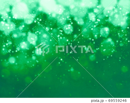 木漏れ日がキラキラ輝き降り注ぐ背景イラスト 緑のイラスト素材