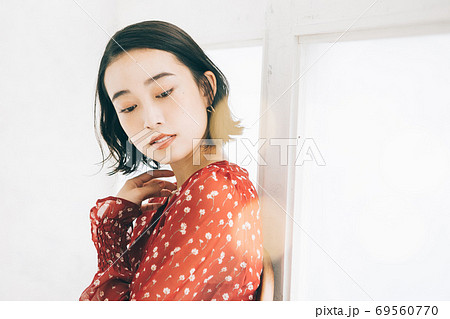 若い女性のヘアスタイルイメージ（ショート、ボブ、ミディアム） 69560770