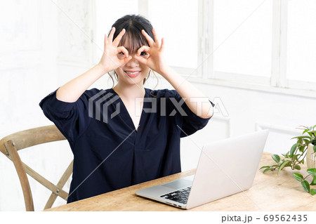 OKのジェスチャーをする若い女性 OKのジェスチャーをする若い女性 69562435