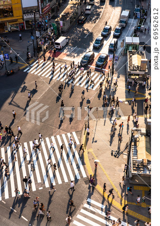 《東京都》渋谷の夕暮れ・人々の影 69562612