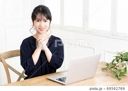 お願いのジェスチャーをする若い女性 お願いのジェスチャーをする若い女性 69562769