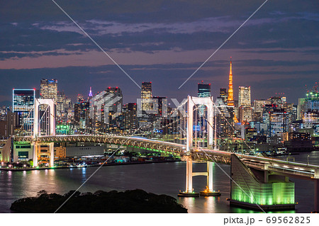 東京都 東京ウォーターフロント レインボーブリッジ トワイライトの写真素材