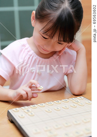 将棋の対局をする女の子 69563602