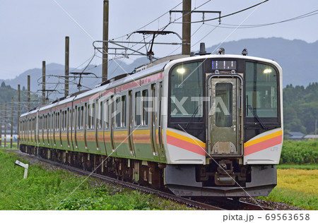 羽越本線　村上－岩船町　JR東日本　E129系　B20編成（新潟） 69563658