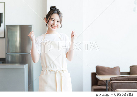 カフェで働くおしゃれな女性スタッフ 69563882