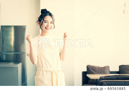 カフェで働くおしゃれな女性スタッフ カフェで働くおしゃれな女性スタッフ 69563885