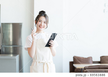 カフェで働くおしゃれな女性スタッフ カフェで働くおしゃれな女性スタッフ 69563886