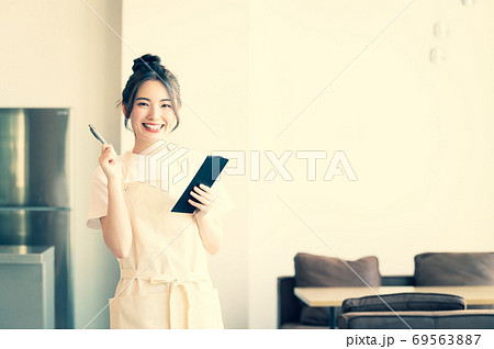 カフェで働くおしゃれな女性スタッフ カフェで働くおしゃれな女性スタッフ 69563887