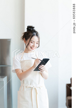 カフェで働くおしゃれな女性スタッフ 69563888