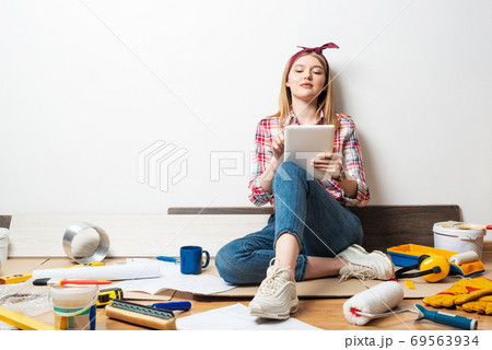 Beautiful girl using laptop computer at home Beautiful girl using laptop computer at home 69563934