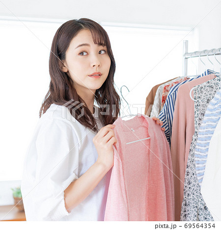 服を選ぶ若い女性 正方形 69564354