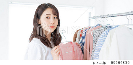 服を選ぶ若い女性　バナーサイズ 69564356