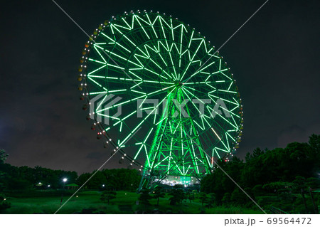 観覧車 夜 緑の写真素材