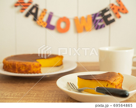 ハロウィンの飾りとパンプキンチーズケーキ 69564865