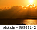 夕焼けの光を浴びる着陸機 69565142