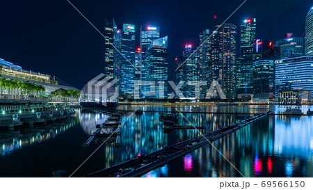 シンガポールの夜景と球体のアップルストア 69566150