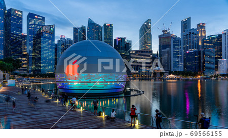 シンガポールの夜景と球体のアップルストア シンガポールの夜景と球体のアップルストア 69566155