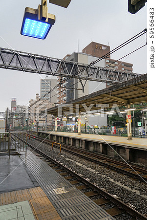 プラットホームの先端 自殺防止対策の青いライト プラットホームの先端 自殺防止対策の青いライト 69566483
