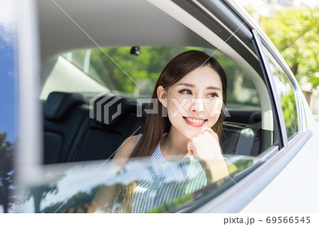 business woman commute by taxi 69566545