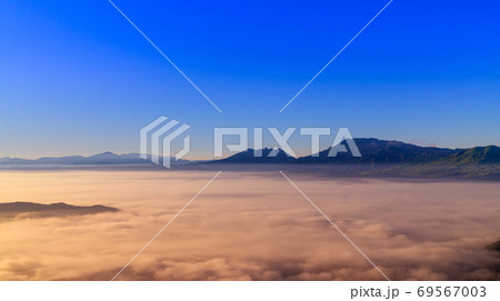 雲海　朝焼けに美しく輝く雲海　絶景風景　　阿蘇外輪山　日本　熊本県　阿蘇2020年 69567003