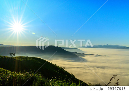 雲海 朝焼けに美しく輝く雲海 絶景風景 阿蘇外輪山 日本 熊本県 阿蘇2020年 雲海 朝焼けに美しく輝く雲海 絶景風景 阿蘇外輪山 日本 熊本県 阿蘇2020年 69567013