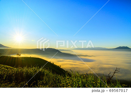 雲海　朝焼けに美しく輝く雲海　絶景風景　　阿蘇外輪山　日本　熊本県　阿蘇2020年 69567017