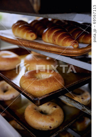 パン屋の仕込み 69567115