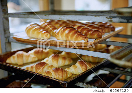 パン屋の仕込み パン屋の仕込み 69567129