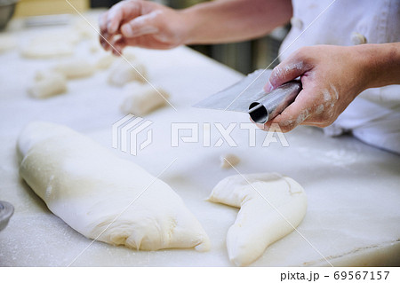 パン屋の仕込み 69567157